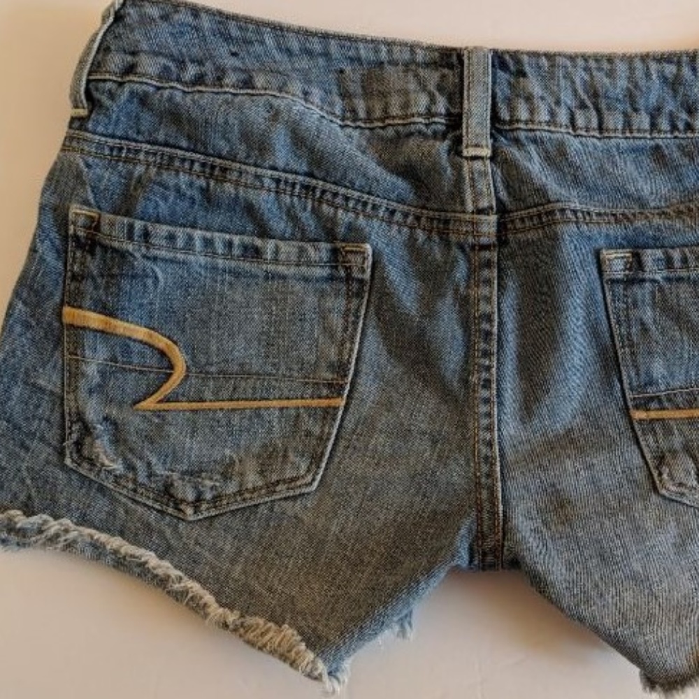 American Eagle Distressed Cutoffs Size 2 - Picture 4 of 5